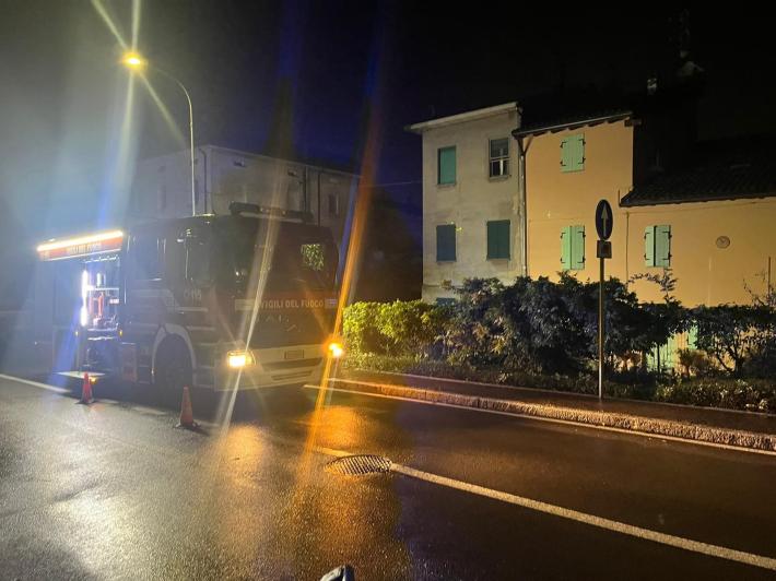 Pauroso incendio a Coenzo in serata: a fuoco un appartamento