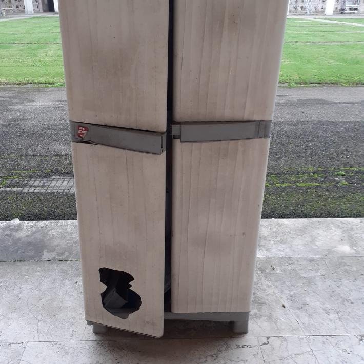 Quel mobiletto "sgangherato" al cimitero della Villetta  