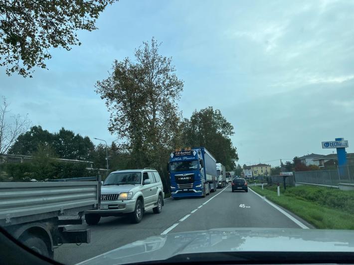 Tamponamento a Sanguinaro, lunghe code sulla via Emilia per tutta la mattina