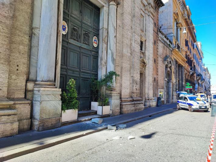 Cadeun pezzo del cornicione di una chiesa in via del Corso a Roma, un ferito, tragedia sfiorata