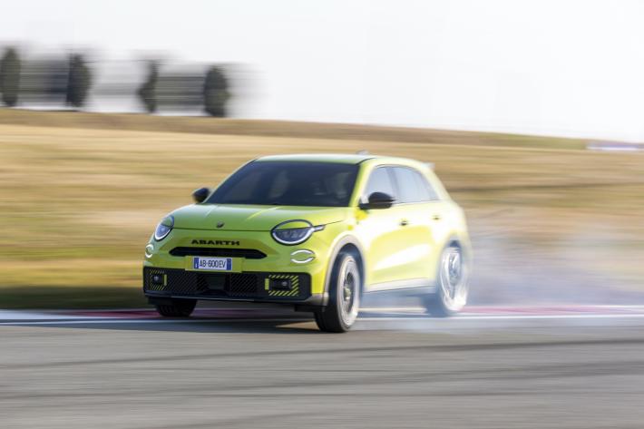600e, Scorpionissima, adrenalina in pista con l'ultima Abarth, rigorosamente elettrica 