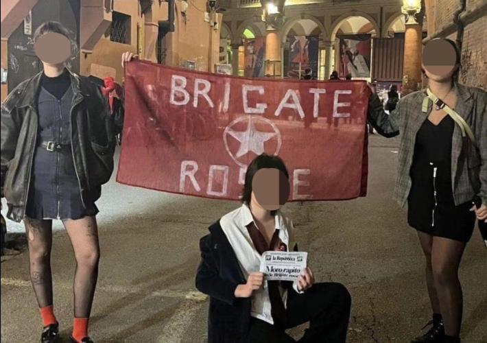 Si travestono da "rapimento Moro" per Halloween, esplode la polemica