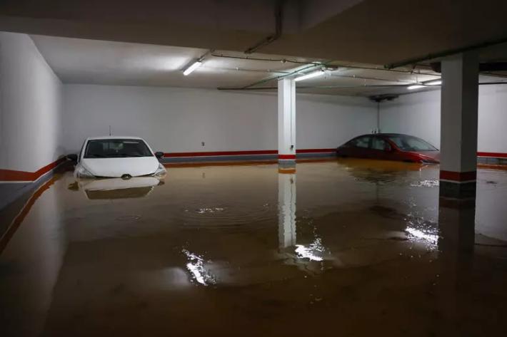 Alluvione a Valencia sub nel parcheggio del centro commerciale choccati: &laquo;L&agrave; sotto &egrave; un cimitero&raquo;