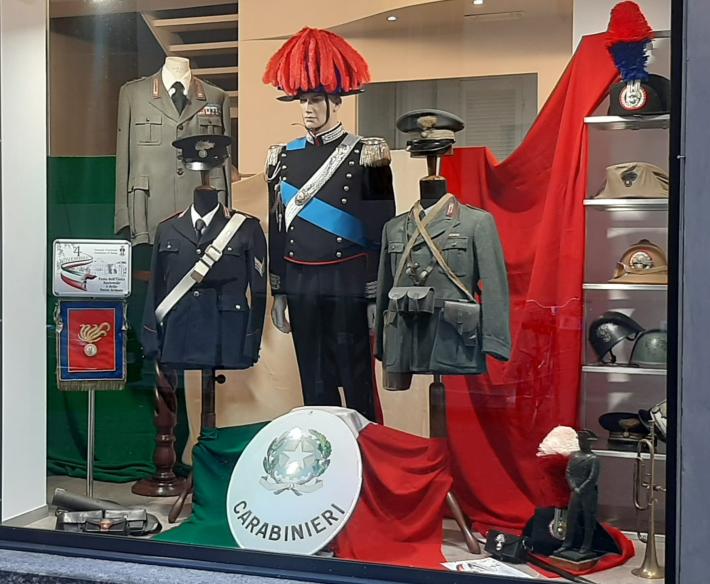 Carabinieri: uniformi in vetrina per la giornata delle forze armate