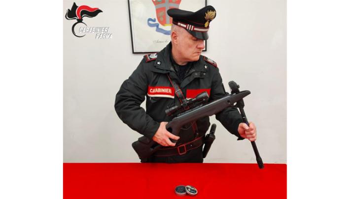 Sorpreso in via Po con una carabina ad aria compressa: denunciato 40enne straniero