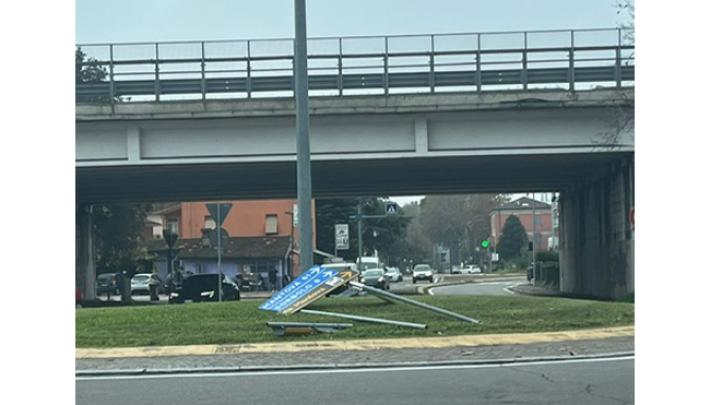 Rotonda di Via Mantova. I cartelli stradali sono stati&hellip;&rdquo;messi al tappeto&rdquo;