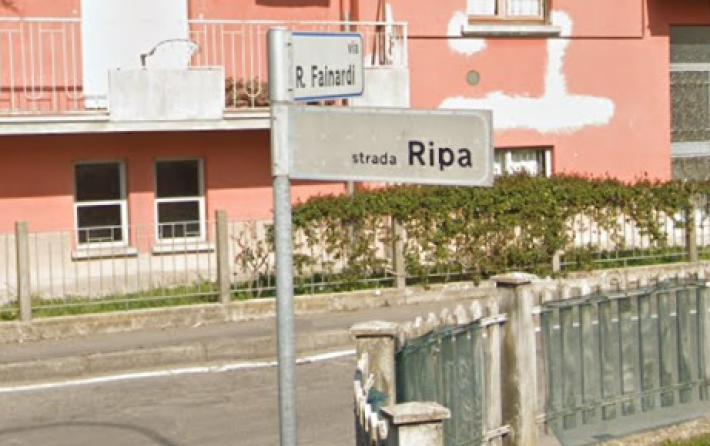 Cade da due metri in un cantiere: gravissimo un operaio a Gaiano