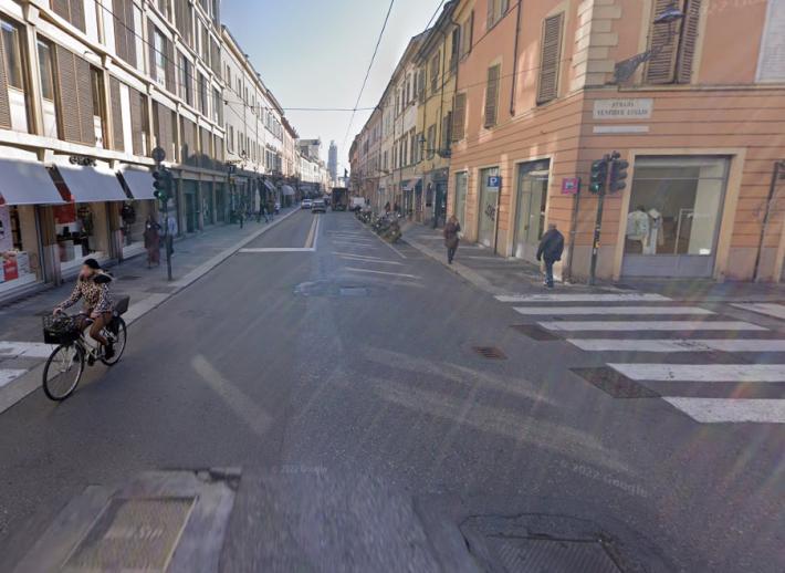 In via Repubblica, per evitare lo scontro cade con la bici  e si rompe la mano. Impossibile chiarire: la donna misteriosa &egrave; scappata