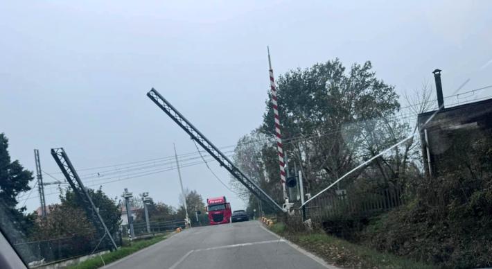 Cade un palo nei pressi del passaggio a  livello a Busseto 