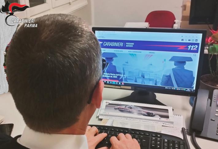 Cerca di acquistare tre paia di scarpe da ginnastica di una nota marca su Internet, paga con bonifico ma non riceve il prodotto: denunciato 27enne italiano