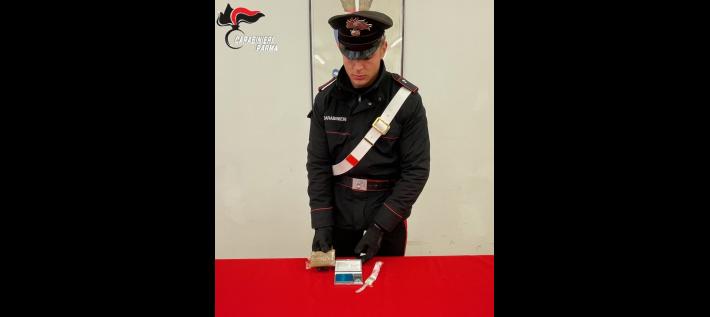 A casa nascondeva un panetto di hashish da 100 grammi e un bilancino di precisione: arrestato 24enne