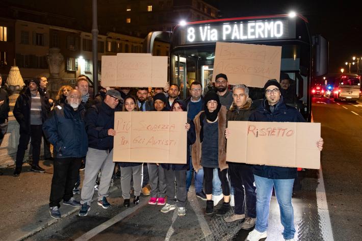 Viale Mariotti, alcuni giovani inveiscono contro un autista Tep al flash mob contro la violenza 
