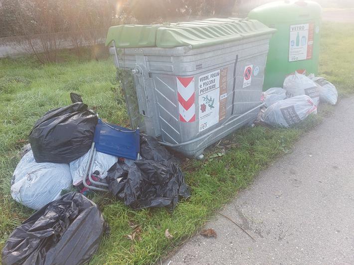 Rifiuti abbandonati in strada Burla
