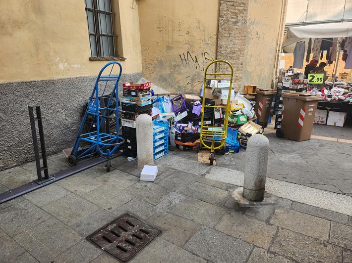 Immondizia in piazza Ghiaia