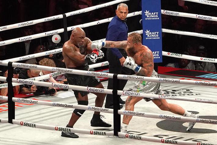 Jake Paul si aggiudica ai punti match-show con Mike Tyson