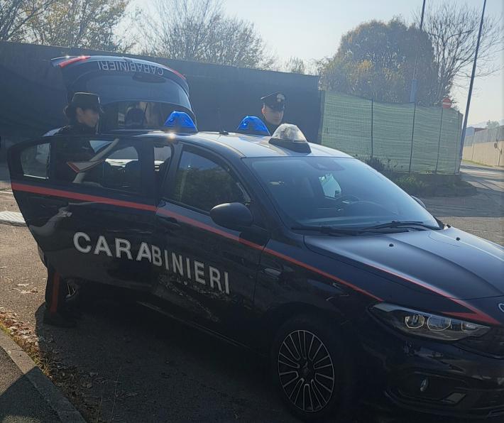 Si aggirava vicino a una scuola con pistola, coltello e droga: denunciato 35enne nordafricano a Novellara 