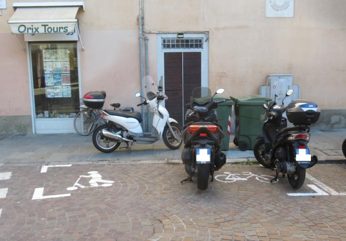 Motociclette anzich&eacute; monopattini e biciclette elettriche: &laquo;sosta selvaggia&raquo; in piazzale Sant&rsquo;Uldarico?