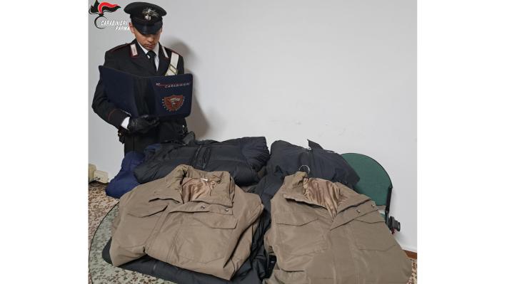 Fidenza: trasferta criminale dalla Romania in Italia, fermati due uomini che con attrezzi da scasso hanno rimosso i sistemi antitaccheggio e si sono impossessati di merce per un valore di 4.000 euro.