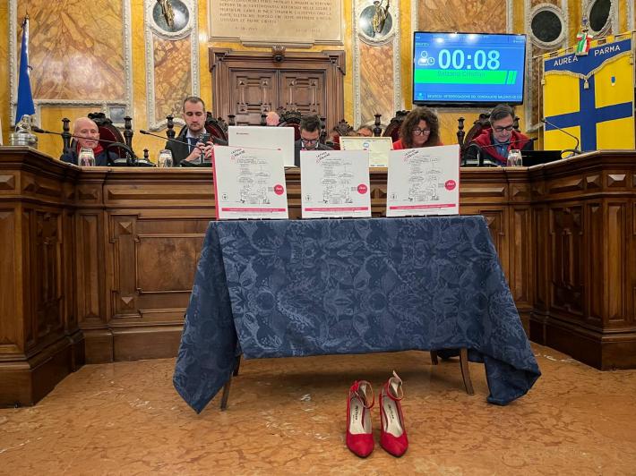 Dalla parte delle donne e contro la violenza di genere: scarpe rosse davanti al banco della Giunta