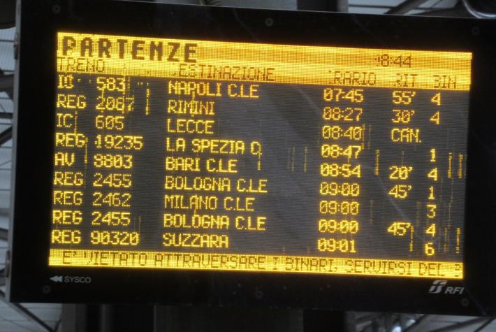 Stazione, l&rsquo;&laquo;istantanea&raquo; delle 8.44: nel display sono pi&ugrave; i treni in ritardo di quelli puntuali. Uno &egrave; addirittura cancellato