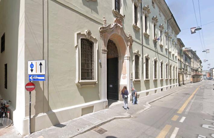 Difende una ragazza, spedizione punitiva: 14enne pestato dal branco davanti a scuola 