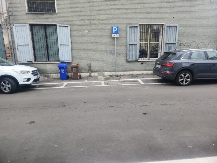 Via Pasubio tra parcheggi e rudo tutto in pochi metri 