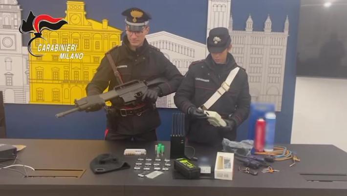 Assaltavano le aziende di notte sbarrando le strade: 13 arresti tra Parma, Milano e Monza-Brianza