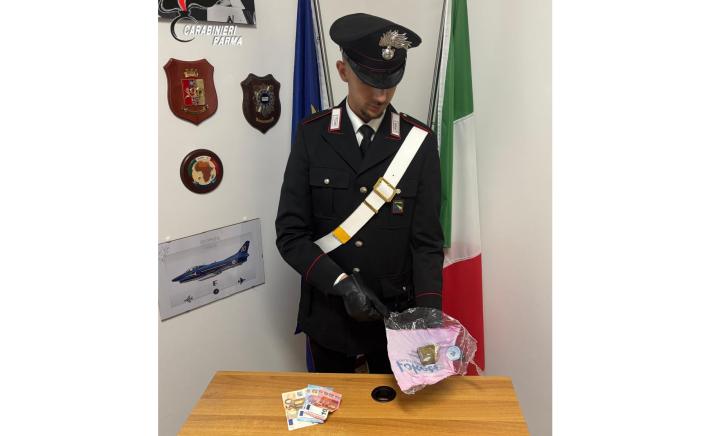 Cerca di nascondere la droga nel muro di un palazzo. Arrestato