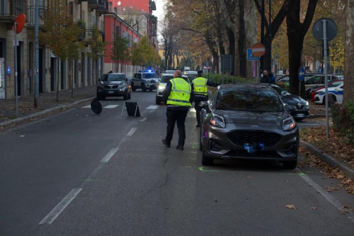 Scontro fra un'auto e un monopattino in viale dei Mille: ferito un giovane