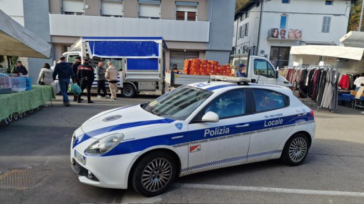 Ambulante abusivo al mercato: sequestrati oltre 500 chili di frutta