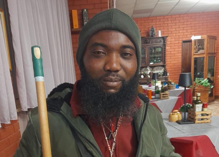 Borgotaro, il passaparola social per "raccomandare" il volenteroso senzatetto che dorme in stazione