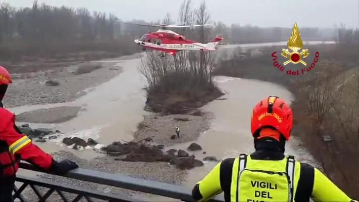 Montecchio, vuole scattarsi un selfie sull'Enza ma resta bloccata sul fiume, salvata