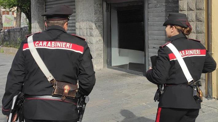 Dipendenti infedeli arrestati dai carabinieri per furto aggravato in azienda logistica