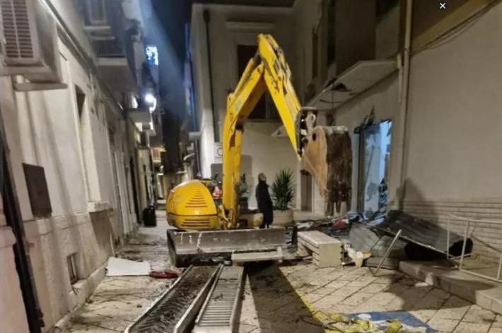 Assaltano gioielleria con escavatore e bloccano caserma Cc