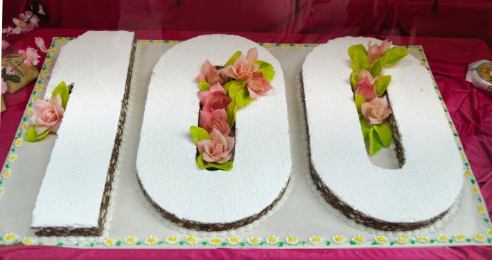 Festeggia i 100 anni nella fabbrica in cui ha lavorato