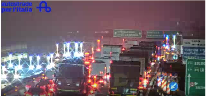 Incidente  al chilometro 91 in A1, scontro fra due camion e un'auto: lunghe code