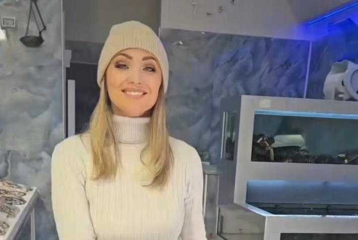 Bannata la "Pescivendola pi&ugrave; bella d'Italia" perch&eacute; maltrattava i polpi, ma apre un nuovo profilo