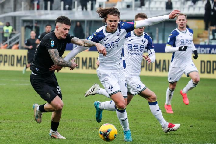 Occasione Man, fuori. 71' Parma-Verona 1-2