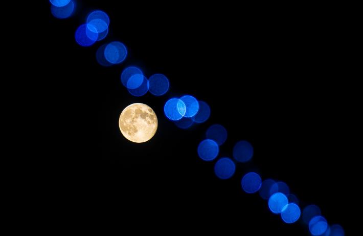Lo spettacolo della luna piena della lunga notte