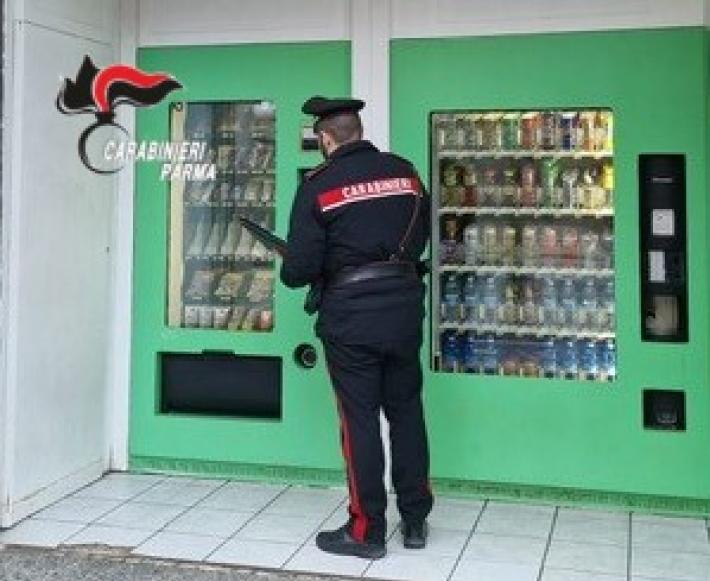 Parma: con un grosso cacciavite forzano il distributore automatico nel tentativo di rubarne il denaro contenuto nella cassa. Denunciati 41enne e 28enne stranieri
