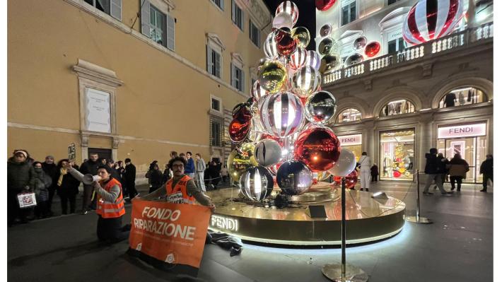 Vernice nera lavabile su albero Natale Fendi, azione a Roma