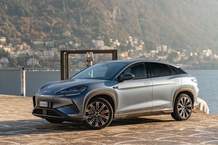 Sealion 7: Byd rilancia, suv elettrico con linee da coup&eacute; e tantissima tecnologia