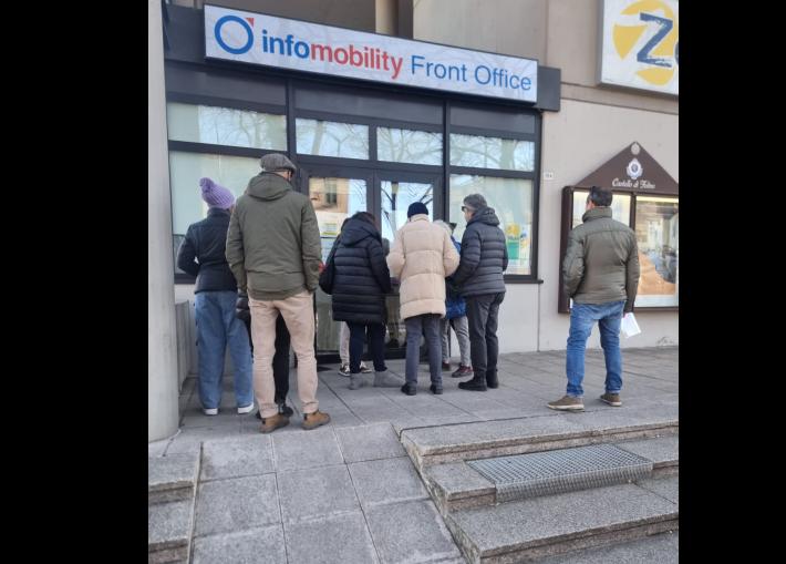 La segnalazione di un lettore: "Davanti agli uffici di Infomobility lasciati fuori ad aspettare al freddo"