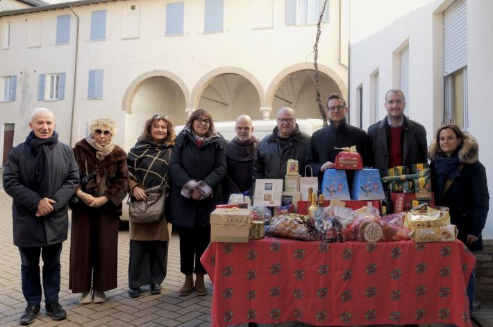 Donati i pacchi alimentari ricevuti da sindaco e assessori alla mensa di Padre Lino.