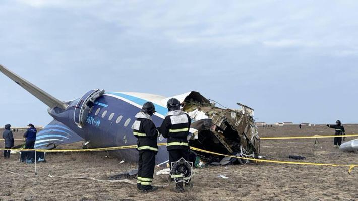 Kazakistan, precipita aereo dell'Azerbaijan airlines: "39 morti 28 sopravvissuti"