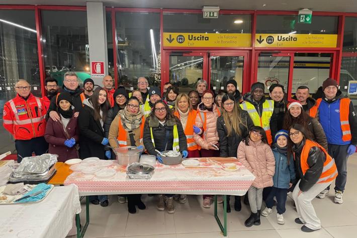 Cenone in stazione per l'Assistenza pubblica