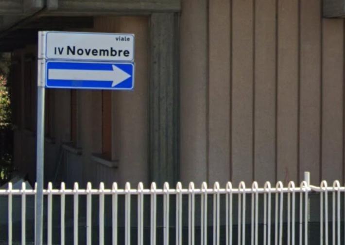 Auto "impazzita" fa filotto di auto in via IV novembre: ferita una donna