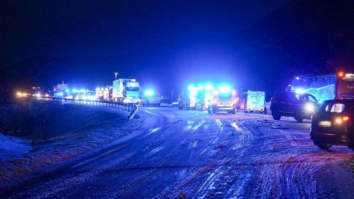 Grave incidente in Norvegia, bus in mare con 60-70 persone a bordo: maxi operazione di soccorso 