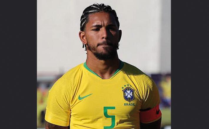 Il Natale di Douglas Luiz, manda 700 ceste di cibo nella favela