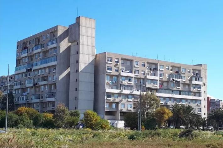 Si arrampica in casa fidanzata, cade dal quarto  piano e muore